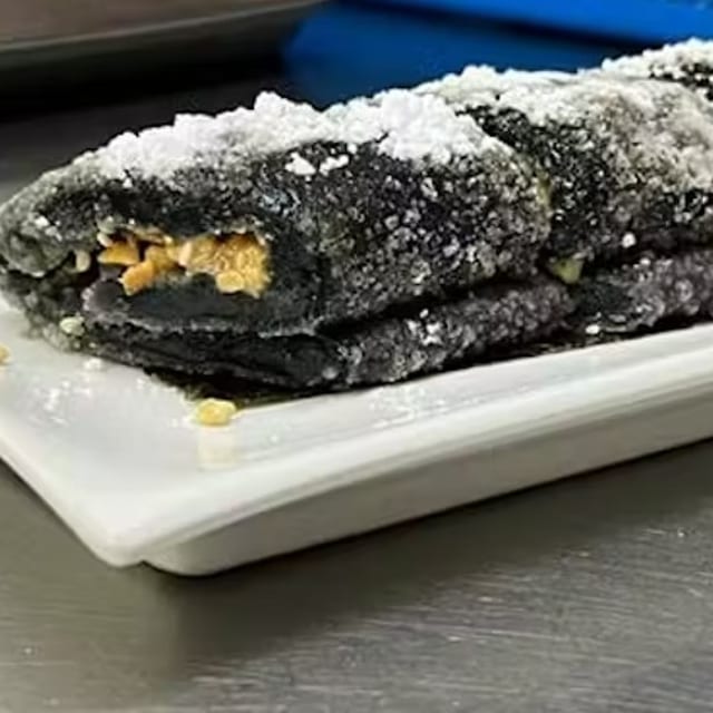 Bamboo Charcoal Sweet Crepe Rolls 竹炭甜薄撐.