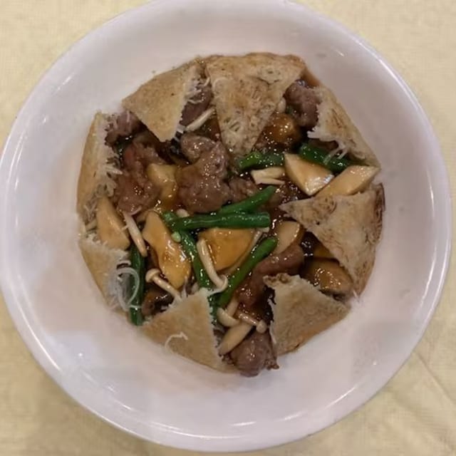 Mixed Mushroom with Beef Pan-Fried Rice Noodle 雜菌牛肉煎米.